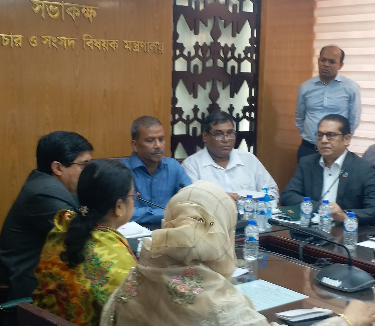 সাংবাদিকদের প্রশ্নের জবাব দেওয়ার পর আইন উপদেষ্টা মন্ত্রণালয়ের কর্মকর্তাদের সঙ্গে মতবিনিময় করেন। আজ ১০ আগস্ট